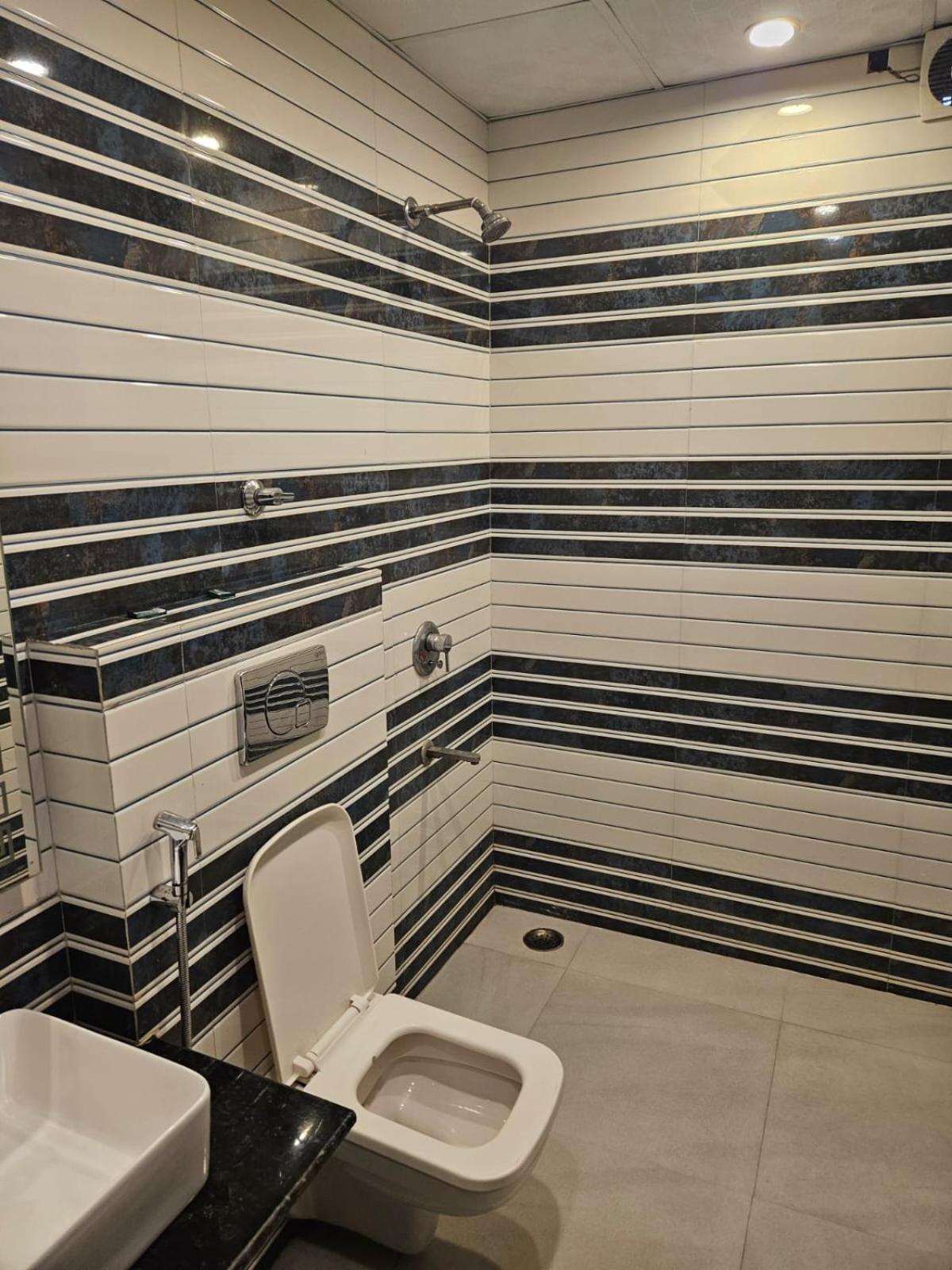 Hotel O Delhi, Near Karol Bagh Main Market And Metro Station 新德里 外观 照片